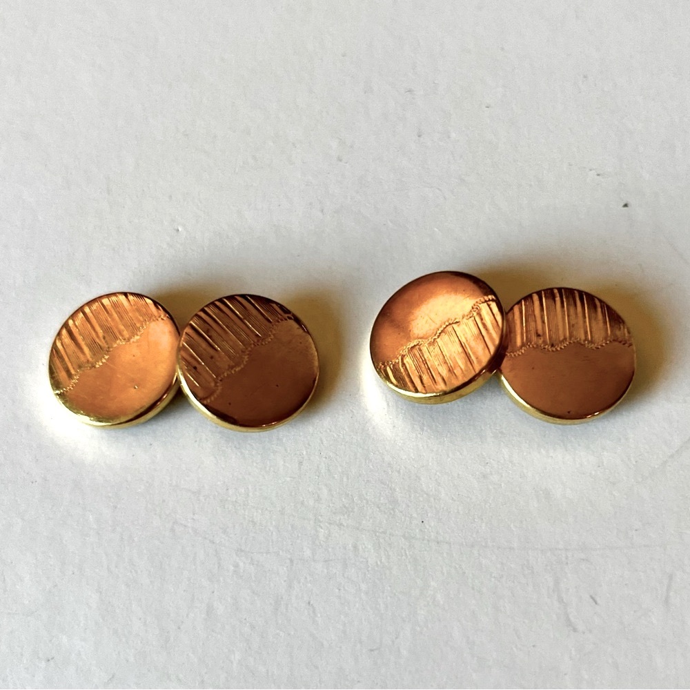 Vintage gold tone metal cufflinks. Etched pattern.